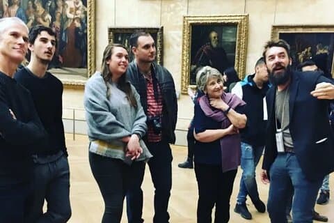 Lach je een weg door de officiële rondleiding van het Louvre