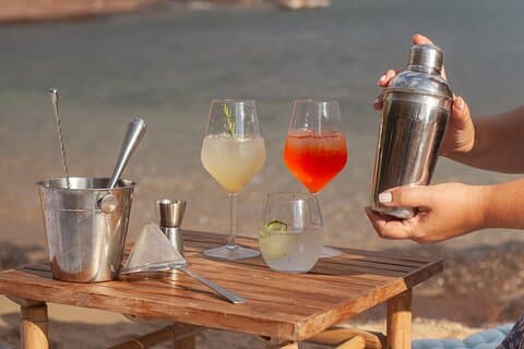 Griekse cocktails op een afgelegen strand