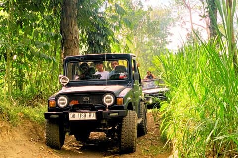 Excursão particular de jipe 4x4 ao nascer do sol no Monte Batur e fontes termais naturais