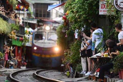 Excursão gastronômica de rua em pequenos grupos em Hanói com visita à Train Street