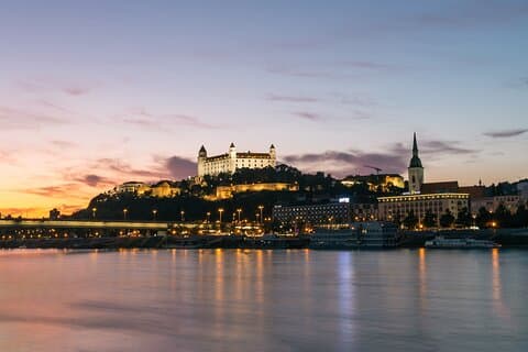 Transfert privé de Budapest à Prague avec une halte touristique à Bratislava