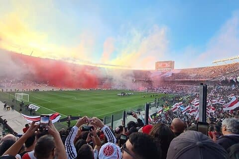 モニュメンタルでアルゼンチンサッカーのスーパークラシック万歳