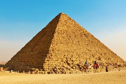 Explore a Pirâmide de Menkaure A menor das pirâmides de Gizé