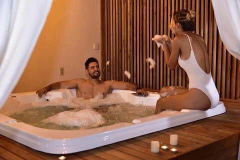 カップルのための永遠の愛の儀式をリラックスして楽しんでください