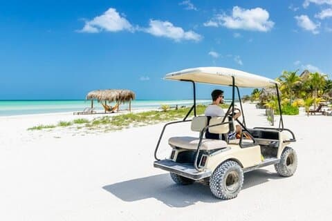 Excursão de carrinho de golfe em balsa na Ilha Holbox com alimentação e transporte