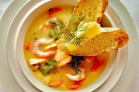 Oslo: horizonte en invierno con crucero con sopa de pescado