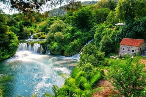 Private Krka Wasserfälle und Trogir Tour von Split