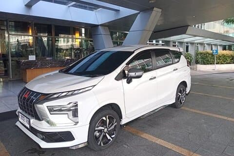 ジャカルタ市内での 10 時間のレンタカー (有料料金と駐車場込み)