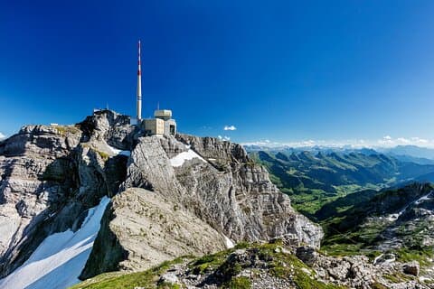 チューリッヒ発プライベートガイド付きスイスアルプス日帰り旅行(ホテル送迎付き)