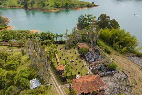 Tour Privado a Parque La Manuela con Vuelo en Helicóptero