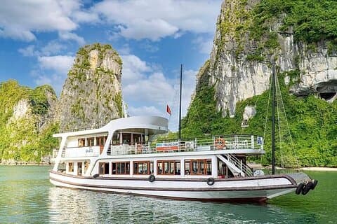 Wego Cruise Halong - Cruzeiro de um dia econômico saindo do porto de Tuan Chau