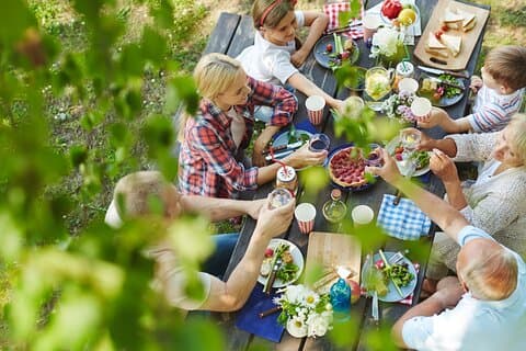 Privates traditionelles Mittagessen mit reinen Produkten auf einem Bauernhof auf Korfu