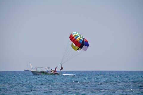 Santorini: experiência de voo de parasailing em Black Beach