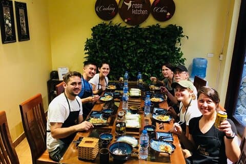 Lezione di cucina vietnamita vegana in una villa locale da Hanoi