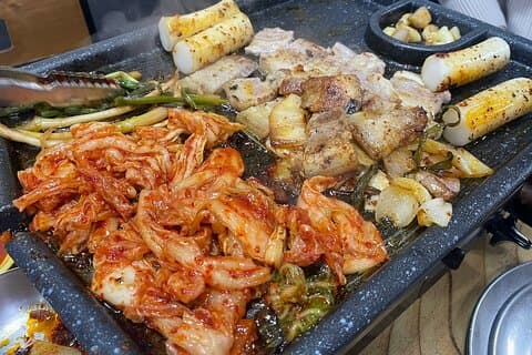 Kombination aus lokalem koreanischem BBQ und Kimchi-Eintopf Entdecken Sie verborgene Schätze in Seoul