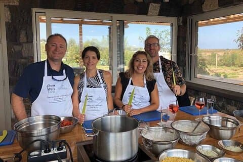 Classe de culinária privada de Santorini e passeio de degustação de vinhos
