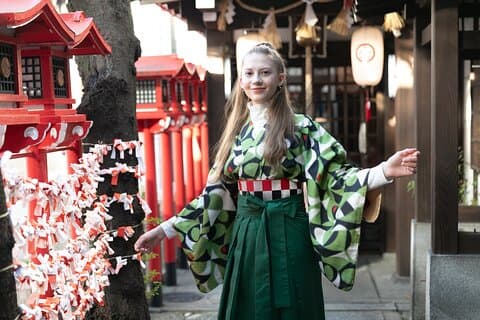 Privat antik Kimono och Hakama dressing på en dold salong