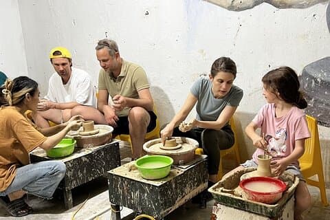 Lezione di ceramica nel quartiere vecchio di Hanoi in Vietnam
