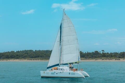 ラグーンカタマランでコルフ島のプライベート 1 日クルーズ