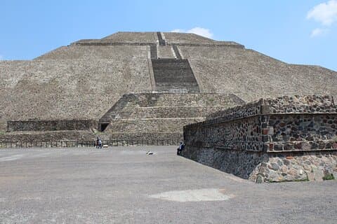 Excursão em grupo saindo de Teotihuacán, Basílica de Guadalupe e Tlatelolco
