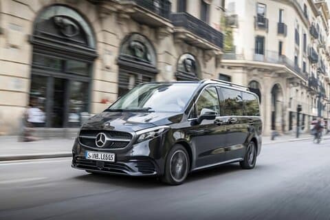 Privater Transfer in der Stadt Barcelona für bis zu 8 Passagiere