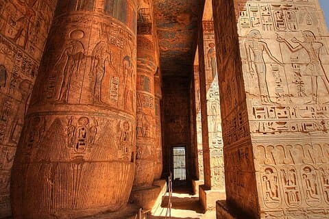 Tour naar de Vallei der Koninginnen Deir el Medina en Habu in Luxor