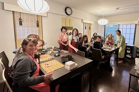 Mochi gør på en privat studie i Tokyo