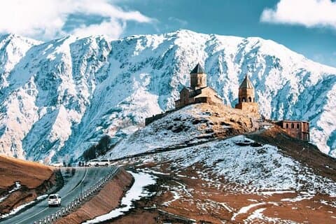 De T'bilisi Viagem diurna guiada a Kazbegi Gudauri e Ananuri