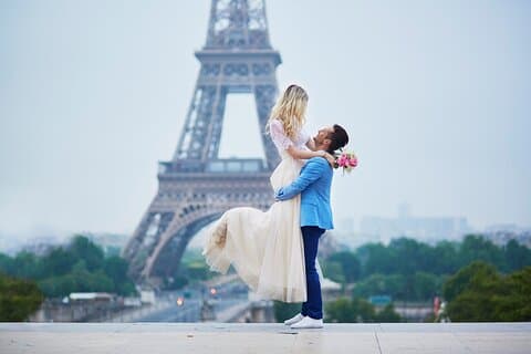Privat romantisk fotoshoot i Paris med blomsterbukett