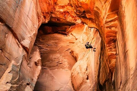 Descente en rappel à travers Rock Canyon près du parc national de Zion