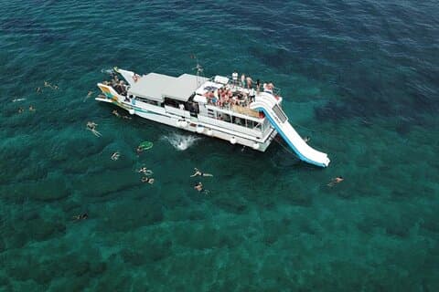 Tour en barco por tres islas desde Split con almuerzo y bebidas incluidas