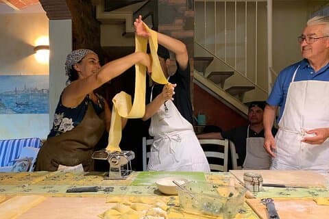 Pâtes traditionnelles roulées dans une ancienne maison toscane