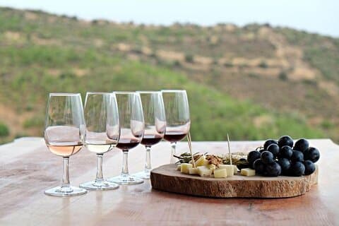 Liten gruppe lokal vinsmakingstur i Santorini