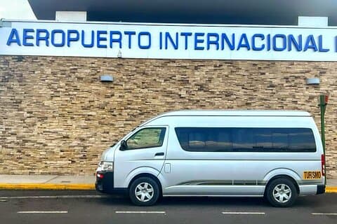 Viaggio facile dall'aeroporto della Liberia a Tamarindo in un furgone privato