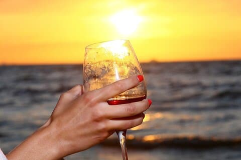 Kairo/Gizeh: Sonnenuntergang auf dem Nil, Bootsfahrt mit Abendessen, Show und privater Transfer