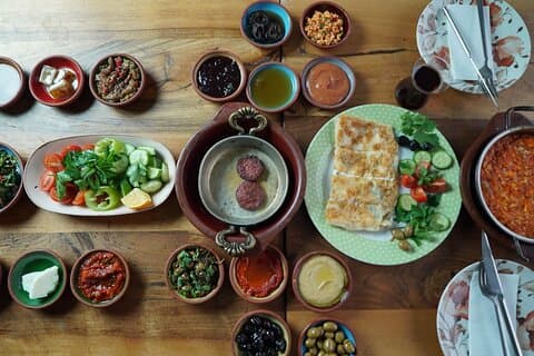 Tour privado de brunch, cena y vida nocturna en el distrito más popular