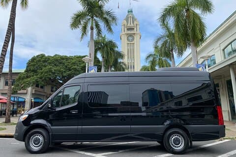 Aeroporto HNL e transferência privada de Waikiki em uma nova Mercedes Van
