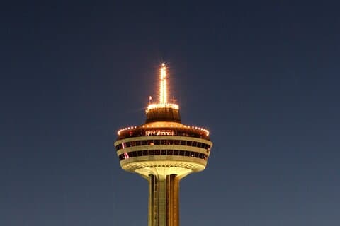 Visite nocturne du meilleur des chutes du Niagara aux États-Unis et au Canada avec la tour Skylon