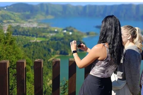 クルーズ旅行者: セテ シダデス火山、青と緑の湖