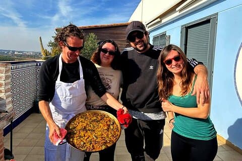 オレンジの木を使って調理したバレンシアの伝統的なパエリア。