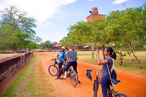Polonnaruwe Ancient City Cykeldagstur från Colombo
