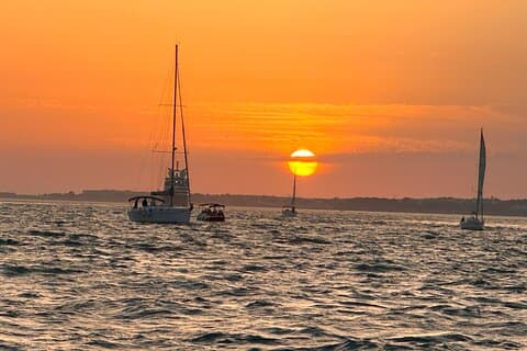 Excursion privée en voilier au coucher du soleil à Lisbonne