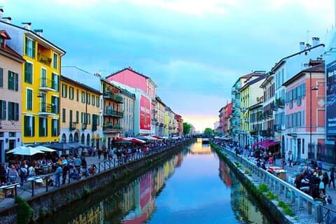 Tour in barca dei Navigli al tramonto a Milano con aperitivo opzionale