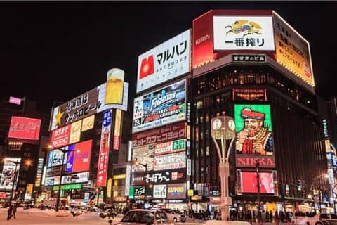 Esplorando la vita notturna di Hokkaido Tour a piedi serale di Susukino