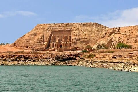 2 Tage nach Abu Simbel, zum unvollendeten Obelisken des Philae-Tempels und zum Hochdamm