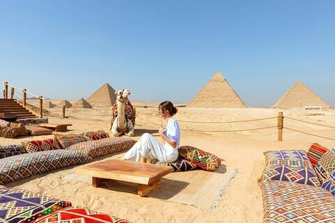 Halvdagstur i Pyramid of Giza med lunch på 9 Pyramids Lounge
