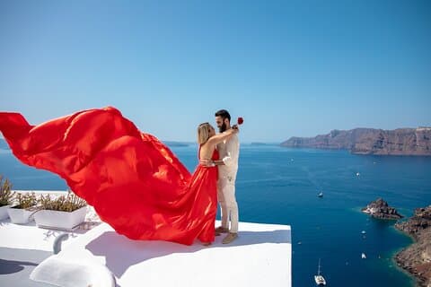 Sessão fotográfica de vestido voador em Santorini