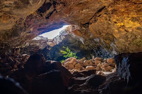 Tour privato di mezza giornata: grotte e rifugi vulcanici