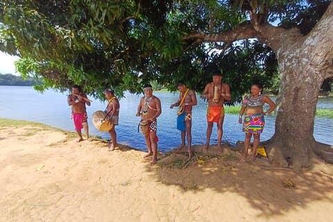 Comunidade Indígena Embera Cachoeira e floresta tropical