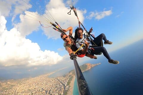 Parapendio laterale sulla spiaggia di Cleopatra